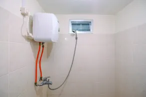 Comfort 2BR at Bogor Mansion Apartment By Travelio - Badeværelse