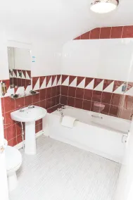 The Oakwheel - Bathroom