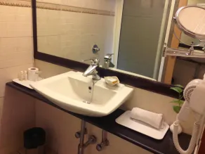 Hotel Ramanashree Richmond - Bathroom