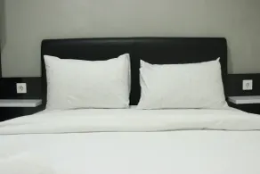 Direct Access to Pool 2BR Apartment at Parahyangan Residence By Travelio - Værelse