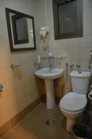 The First Tower Hotel Apartment - Baño
