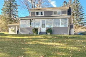 Family Friendly! Lakefront Tully Getaway w/ Porch - Interiör