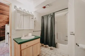 Cabin 54 - A Nostalgic and Rustic Mountain Retreat - Badeværelse