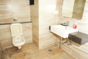 Hotel Lalit inn Lonavala - Bathroom
