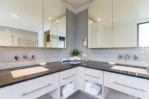 Sea Point on Trinity Beach - Bathroom