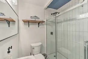Breezy-chic Apartment - Steps to Geneva Lake! - Badrum