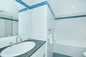 On the Beach Getaway - Beachfront 3 Bedroom Apartment - Baño