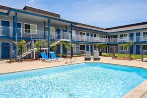 Super 8 by Wyndham Lindsay Olive Tree - Piscine