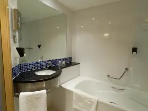 Holiday Inn Express Pamplona by IHG - Bathroom