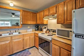 Lincoln Condo w/ Balcony - 6 Mi to Loon Mtn! - Interior