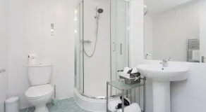 The Royal Hotel and Bar - Bathroom