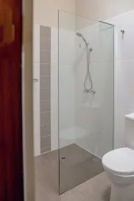 Mitchell On Main - Bathroom
