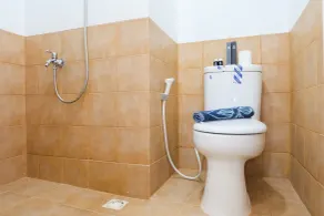 Cozy Studio Apartment Connected to Mall at Green Pramuka - Baño