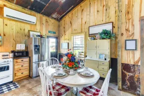 BBQ Ready: Farm-style Kinston Hideaway w/ Pool - Innenbereich