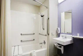 Hometown Inn & Suites Jacksonville Butler Blvd./Southpoint - Bathroom