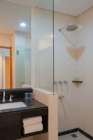 The Capital Hotel Surabaya - Bathroom