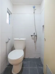 Alfa Guesthouse Serpong Mitra RedDoorz - Bathroom