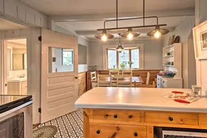 Charming Pine Point Cottage - 2 Blocks to Ocean! - Intérieur