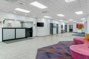 Quality Inn & Suites Livonia - Detroit - Lobby