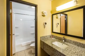 Baymont by Wyndham Cedar Rapids - Salle de bain
