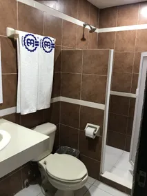 Hotel Dorado a una calle de Playa Regatas y el Malecon - Bathroom