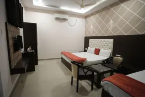 HOTEL S R GRAND - Chambre