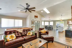 Quiet Redding Getaway ~ 7 Mi to Downtown! - Interiör