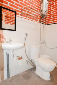 OYO 437 Hnr Homestay Syariah - Bathroom