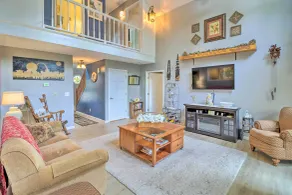 10-Acre Mountain Home Getaway w/ Fire Pit - Innvendig