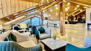 JK Clarks Exotica - Centrally Located with Stunning Valley View - Reception