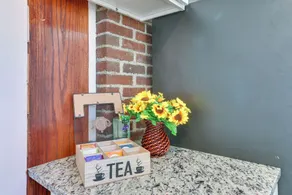 Chic Newark Vacation Rental: 3 Mi to Airport! - Innvendig