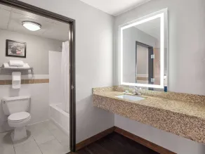 AmericInn by Wyndham Shakopee Near Canterbury Park - Salle de bain