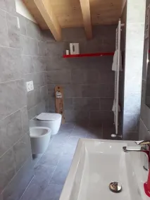 B&B Vecchiascuola di Pianazzola, apartamentos y habitaciones en alquiler en una escuela - Baño
