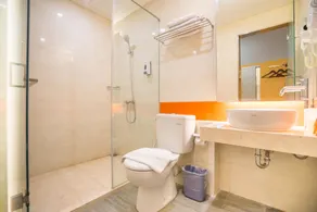 Juno Jatinegara Jakarta - Bathroom