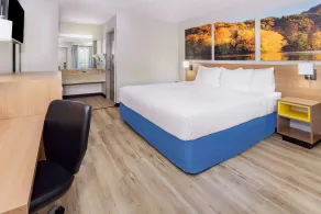 Days Inn by Wyndham Spartanburg Waccamaw - Room