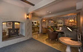 The Three Swans Hotel, Hungerford, Berkshire - The Coaching Inn Group - Lobby sitting area