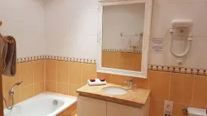 Hotel Cardinal - Bathroom