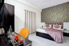 The grand corporate inn sec 51 - Zimmer