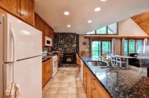 Waterfront Highland Lake Home w/ Deck + Dock - Intérieur