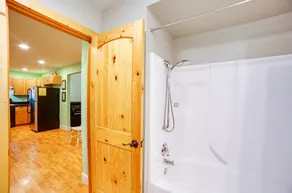 Glacier Springs Cabin 12 - Pet Friendly, Wifi, AC, Sleeps 4 - Badrum