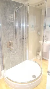 The Queen's Head Hotel - Bathroom