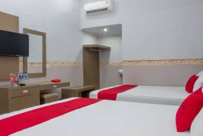 RedDoorz near Goa Panggung - Room