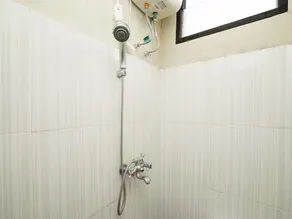 OYO 2181 Hotel Grand Yuda - Bathroom