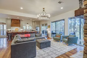 Waterfront Home w/ 3 Decks, Fire Pits and Hot Tub! - Interiør