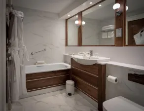 The Lakeside Hotel & Leisure Centre - Baño