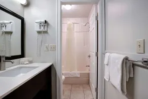 Days Inn by Wyndham Vernon - Salle de bain