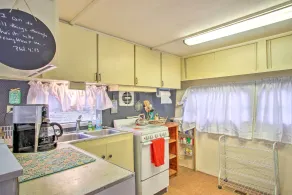 Athens Vintage Fishing Cabin on Elk River! - Interiör