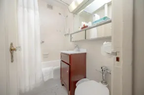 The Baroness Hotel - Bathroom