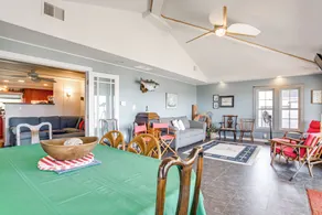Waterfront Maryland Retreat w/ Dock & Bay View! - Interiör