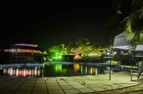 Indismart Woodbourne Resort - Piscina